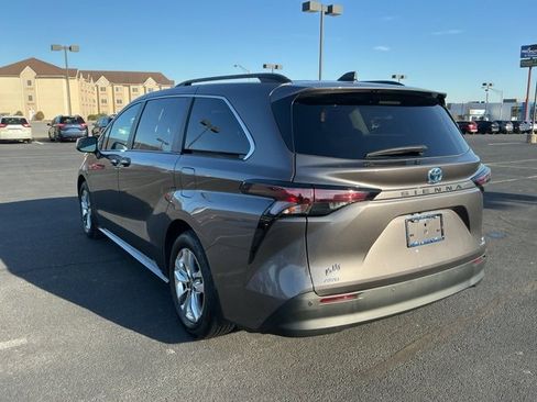 Used 2024 Toyota Sienna XLE image 7