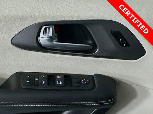 Used 2024 Chrysler Pacifica Touring-L image 18