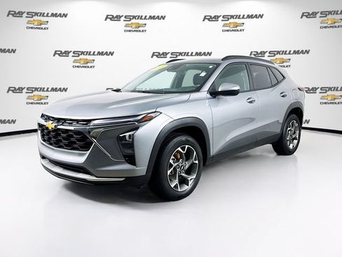 Used 2025 Chevrolet Trax LT FWD image 3