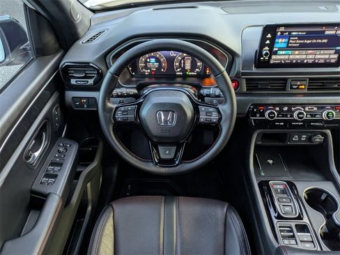 Used 2025 Honda Pilot Black Edition image 17