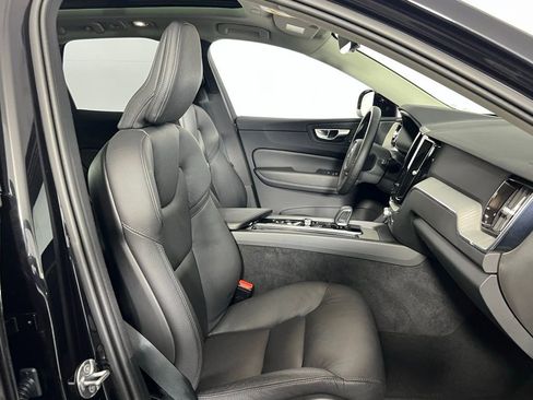 Used 2025 Volvo XC60 B5 Plus image 30