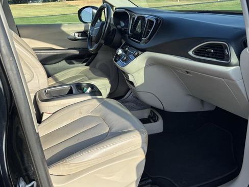 Used 2021 Chrysler Pacifica Touring-L FWD image 12