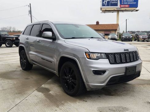 Used 2018 Jeep Grand Cherokee Altitude AWD/4WD image 8