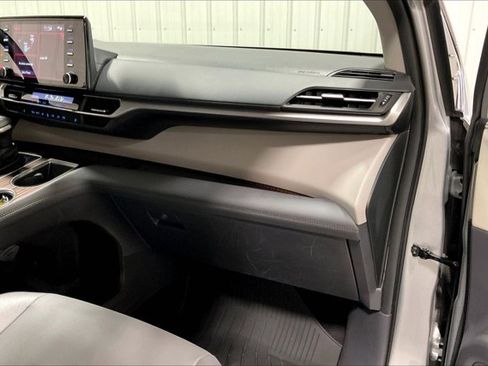 Certified 2024 Toyota Sienna XLE image 17