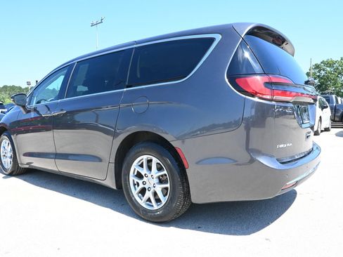 Used 2023 Chrysler Pacifica Touring-L FWD image 2
