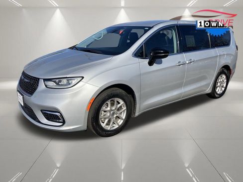 Used 2024 Chrysler Pacifica Touring-L FWD image 7
