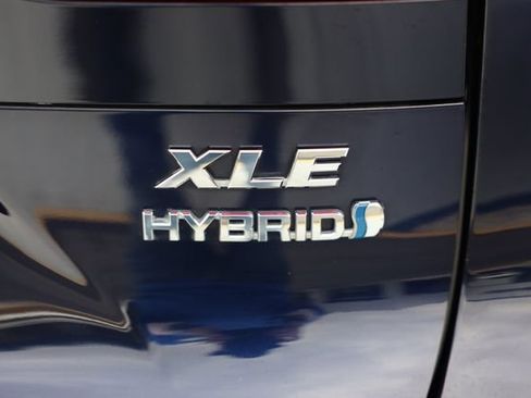 Used 2022 Toyota Venza XLE image 48