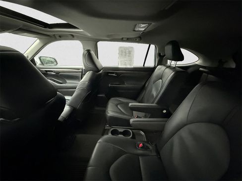 Used 2023 Toyota Highlander Limited image 16