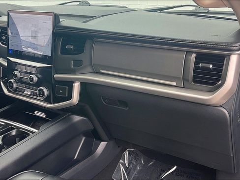 Used 2024 Ford Expedition XLT image 21