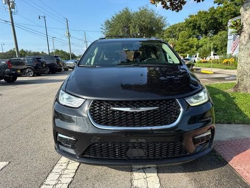 Used 2023 Chrysler Pacifica Limited FWD image 3