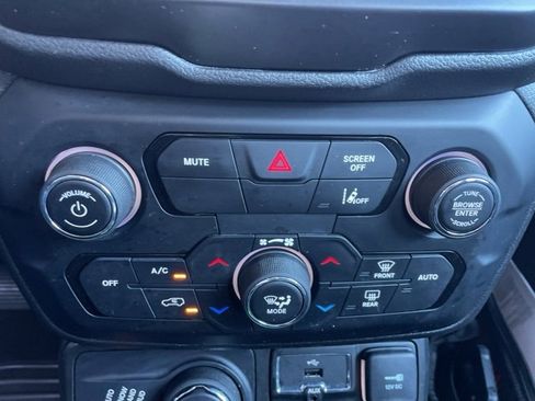 Used 2021 Jeep Renegade Latitude image 22