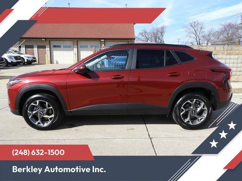 Used 2025 Chevrolet Trax LT w/ Driver Confidence Package FWD image 1