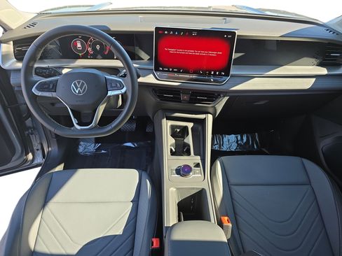 New 2025 Volkswagen Tiguan SE image 9