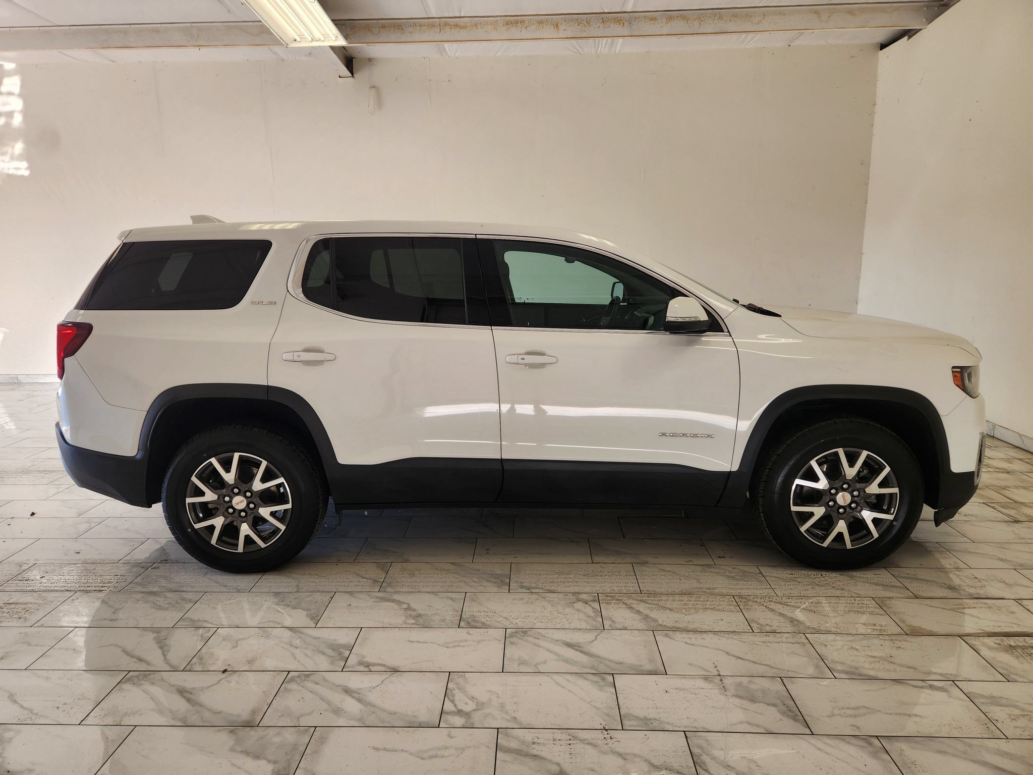 Used 2023 GMC Acadia SLE FWD image 4