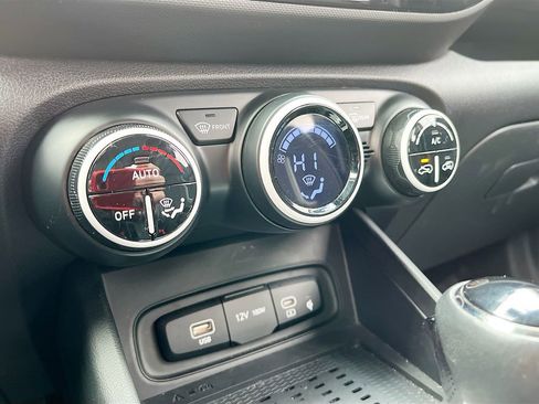 Used 2023 Hyundai Venue Limited image 16