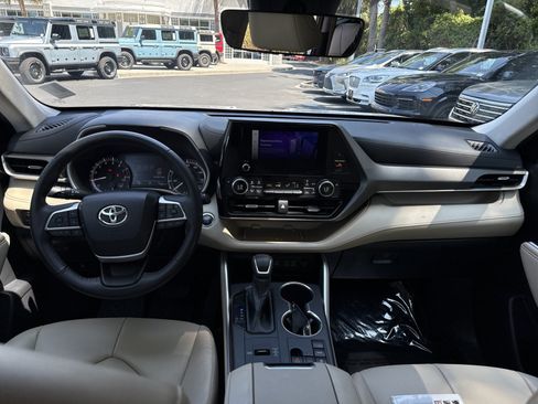 Used 2023 Toyota Highlander XLE FWD image 30
