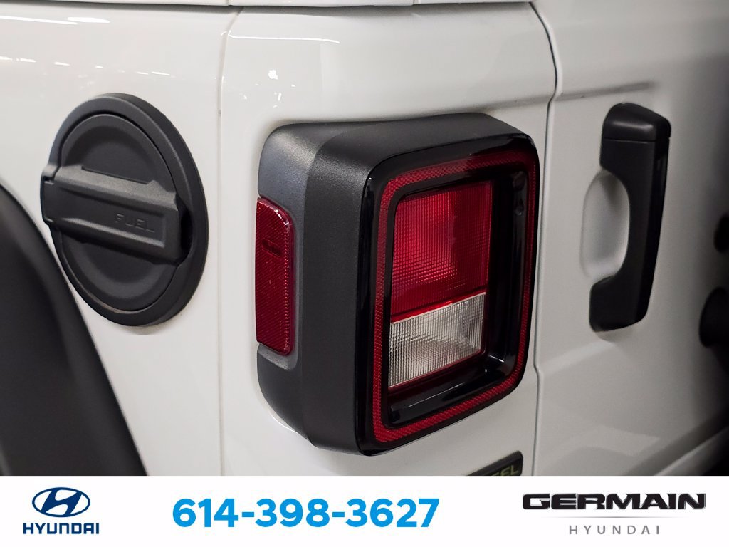 Used 2022 Jeep Wrangler Unlimited Rubicon w/ Cold Weather Group AWD/4WD image 16