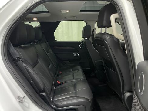 Used 2017 Land Rover Discovery SE image 33
