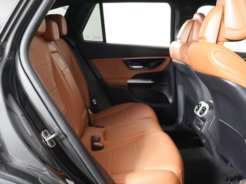 Used 2025 Mercedes-Benz GLC 300 4MATIC image 29