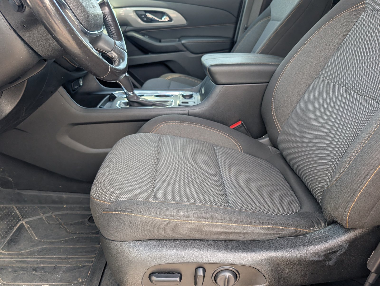 Used 2020 Chevrolet Traverse LT w/ LPO, Blackout Package AWD/4WD image 6