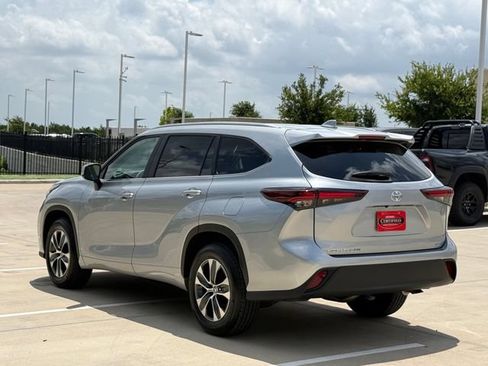 Used 2025 Toyota Highlander XLE FWD image 4
