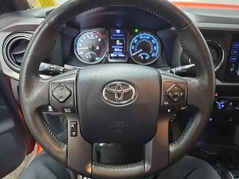 Used 2017 Toyota Tacoma TRD Off-Road w/ Tow Package AWD/4WD image 18