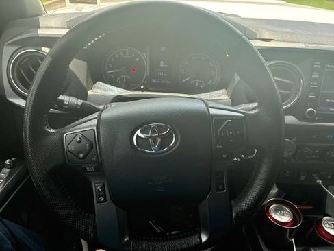 Used 2020 Toyota Tacoma TRD Sport w/ TRD Premium Sport Package AWD/4WD image 8