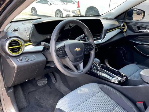 Used 2025 Chevrolet Trax LT FWD image 14