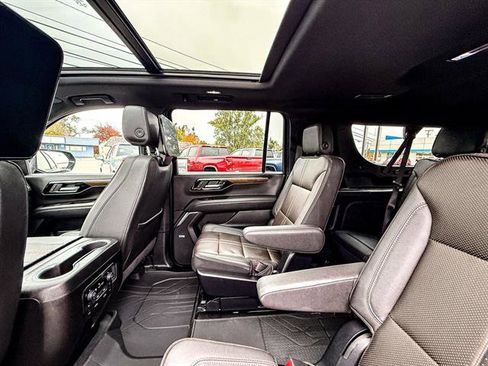 Used 2025 Chevrolet Suburban High Country image 46