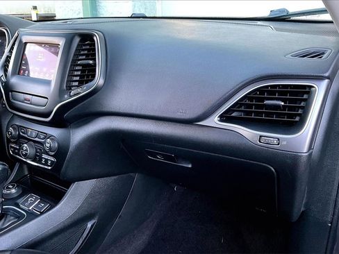 Used 2019 Jeep Cherokee Latitude Plus w/ Comfort/Convenience Group image 16