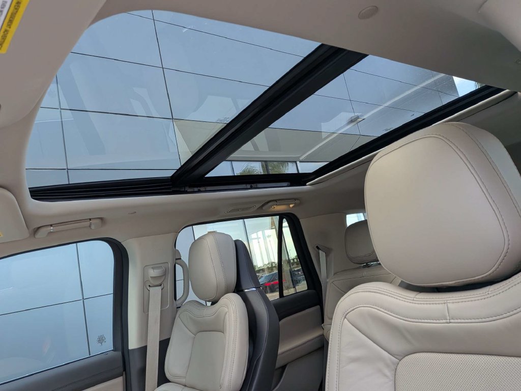 Used 2023 Lincoln Navigator Reserve w/ Monochromatic Package RWD image 22