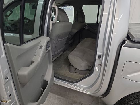 Used 2014 Nissan Frontier SV image 24