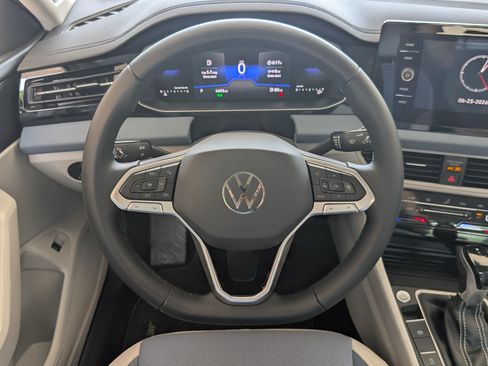 Used 2025 Volkswagen Jetta SE w/ Sunroof Package FWD image 24