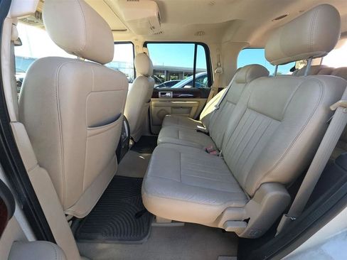 Used 2005 Lincoln Navigator Luxury image 18