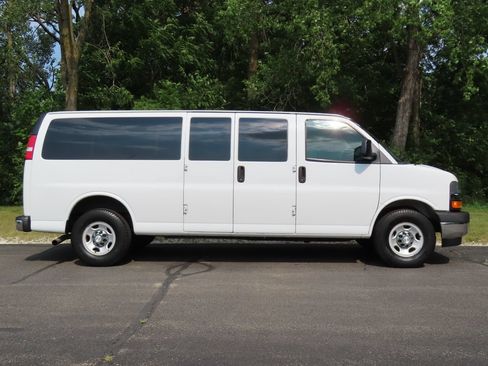 Used 2017 Chevrolet Express 3500 LT w/ LT Preferred Equipment Group RWD image 2