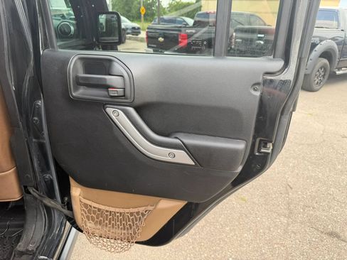 Used 2015 Jeep Wrangler Unlimited Rubicon w/ Dual Top Group AWD/4WD image 28