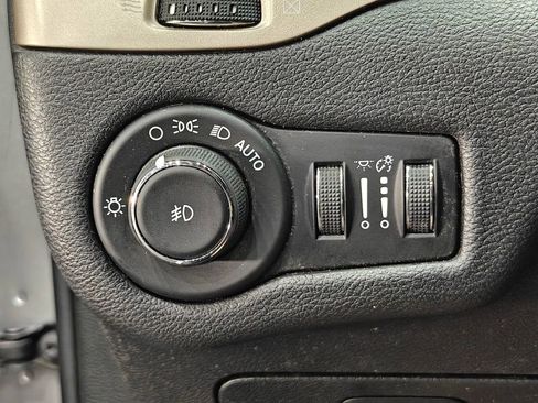 Used 2017 Jeep Cherokee Latitude w/ Cold Weather Group FWD image 38