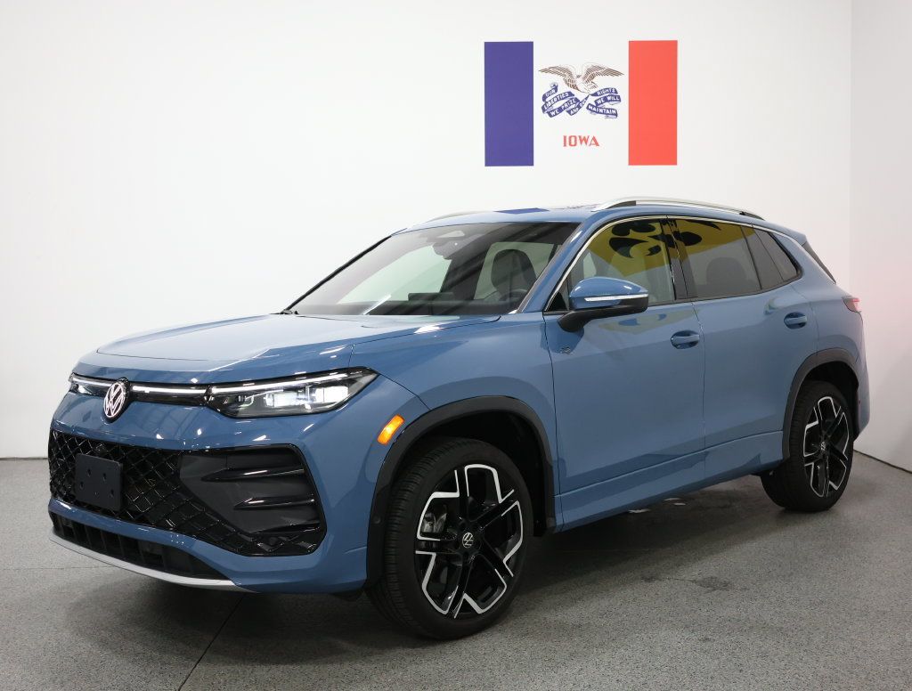 Used 2025 Volkswagen Tiguan SEL R-Line AWD/4WD image 8