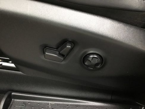 Used 2025 Chrysler Pacifica Select FWD image 9