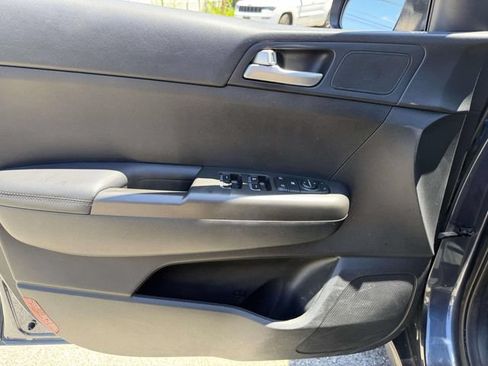 Used 2019 Kia Sportage LX AWD/4WD image 16