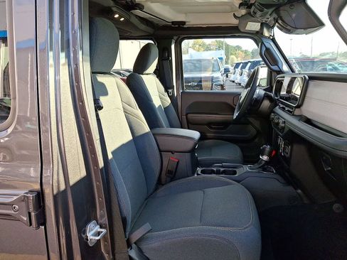 Used 2025 Jeep Wrangler Sahara image 32