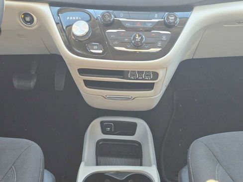 Used 2023 Chrysler Voyager LX FWD image 13