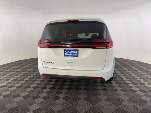 Used 2021 Chrysler Pacifica Touring-L w/ Premium & Safety Sphere Group image 9