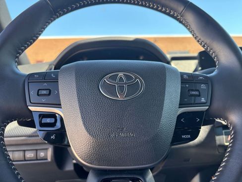 Used 2025 Toyota Camry SE FWD image 27