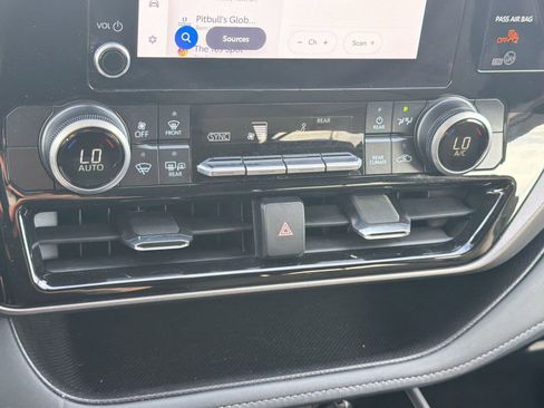 Used 2025 Toyota Highlander LE FWD image 19