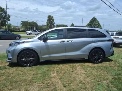 Used 2025 Toyota Sienna XSE w/ XSE Plus Package FWD image 3