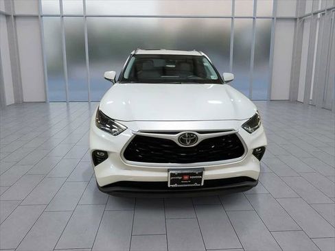Certified 2021 Toyota Highlander XLE image 3