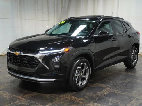 Used 2024 Chevrolet Trax LT w/ Sunroof Package FWD image 2