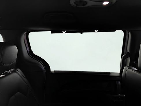 Used 2025 Chrysler Pacifica Select FWD image 5