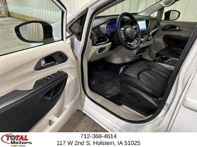 Used 2024 Chrysler Pacifica Touring-L FWD image 8